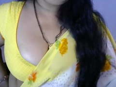 Sexy Indian Babe in Saree Showing Her Large Breasts