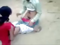 ভারতীয় গ্রামের মহিলার সাথে ২ জন পুরুষের প্রকাশ্য দৃশ্য