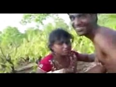 Pareja Desi teniendo sexo intenso en campos rurales