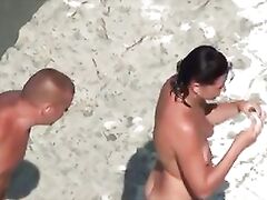 Trío MMF de Mãe Sexy em uma Praia Nua