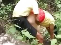 Pareja de Myanmar en Perrito Detrás del Templo