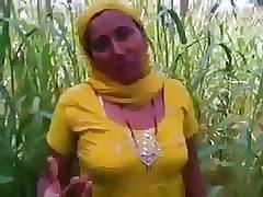 Fată Punjabi în Câmpurile deschise din Amritsar
