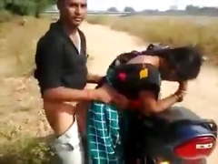 রাস্তার পাশে বন্ধুর সাথে ডেসি মেয়ের হট কুইকি ভিডিও