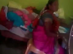 साटन सिल्क साड़ी में बेहद खूबसूरत देसी आंटी का हॉट लुक