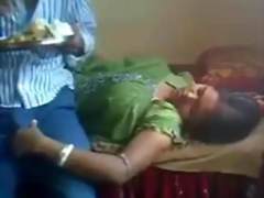Maid con bata de satín haciendo handjob